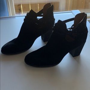 NEW Frye Naomi Black Suede Pickstitch Shootie 7.5.